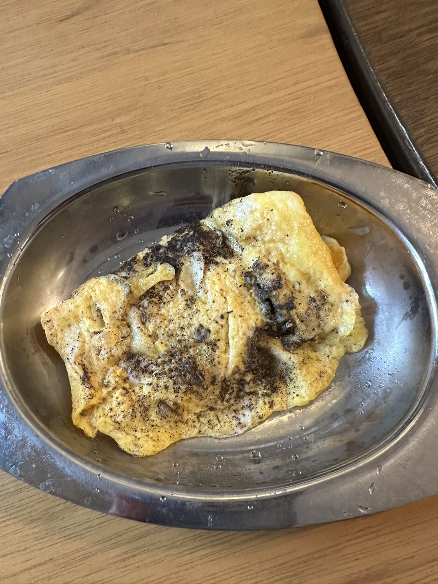 早速、セットをオーダー。男性には少し食べ足りないかなと思いオムレツ