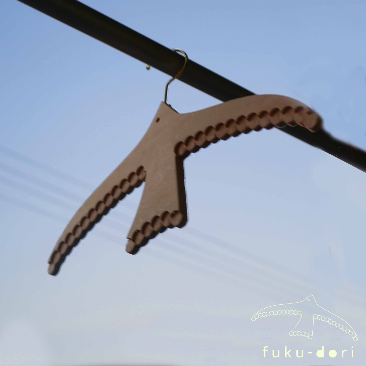 KanabiStep's tweet photo. 『ｆｕｋｕ－ｄｏｒｉ』

福をよぶ　鳥のハンガー【ｆｕｋｕ－ｄｏｒｉ】
服のかかっていない状態でお部屋に置いていても部屋が明るくなるハンガー。
何気ない日々のほんの少しのアクセントになるはず。⁡
⁡
#ハンドメイド #ハンガー #インテリア #幸せ https://t.co/aouXu4CbdZ