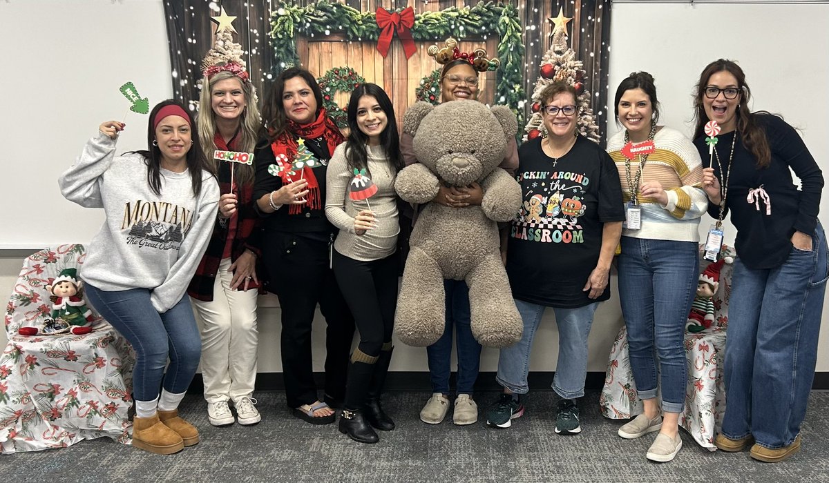 We got a 2nd grade team photo today and I love it!!  
<a href="/OLE_Leopards/">Leonard Elementary</a> 🩵💛🩵