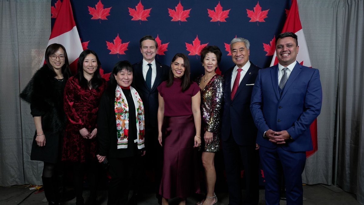 Antoyac's tweet image. Le député Michael Ma, élu sous la bannière conservatrice dans Markham-Unionville, traverse du côté des libéraux. Carney se rapproché d’une majorité. 

Ma était au party de Noël des conservateur pas plus tard qu’hier… est-il au party des libéraux ce soir ? 🤔 #PartyAnimal🥂