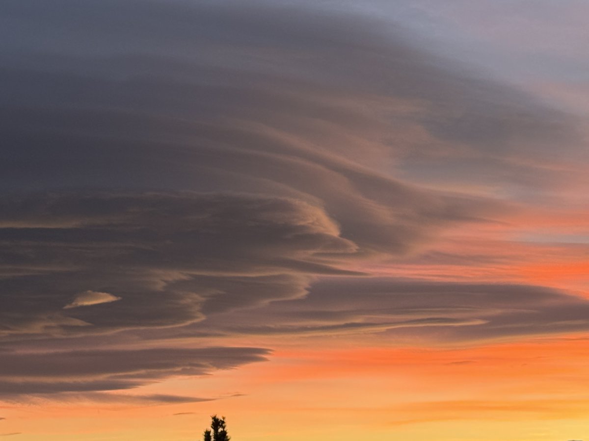 coloradowxman's tweet photo. ⁦@NWSPueblo⁩ ⁦@NWSBoulder⁩ High clouds and layered mountain wave clouds produced another spectacular sunset looking over Pikes Peak from on top of the Palmer Divide Colorado. https://t.co/2VrCJxf8df