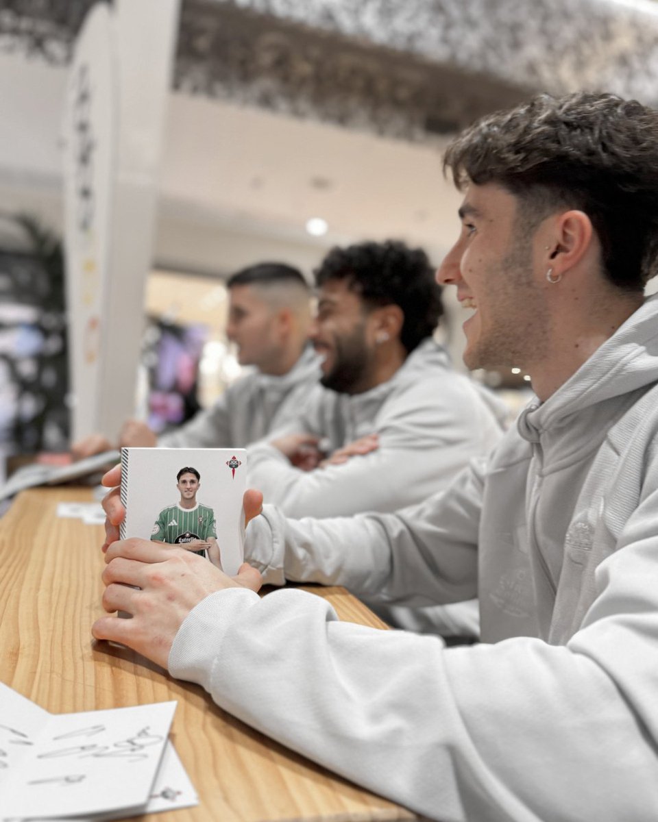 racingferrolsad's tweet photo. Edgar Pujol, Azael e Álvaro Peña participaron onte no Centro Comercial Odeón nun encontro cos afeccionados racinguistas.

Unha actividade organizada pola Fundación Racing Club Ferrol como parte da súa campaña de recollida de xoguetes e libros, na que colabora coa OJE.

💚 ¡Grazas a todos pola vosa solidariedade! 🙌

Lembrade que hoxe seguimos recollendo xoguetes, libros e bos desexos en A Malata de 10:00 a 14:00 h.

🌟 Ningún neno sen sorriso este Reis.

🗞️https://t.co/ZIsg0NPg8k

#ADNRacinguista #AEnerxíaVerde #OperaciónJuguete