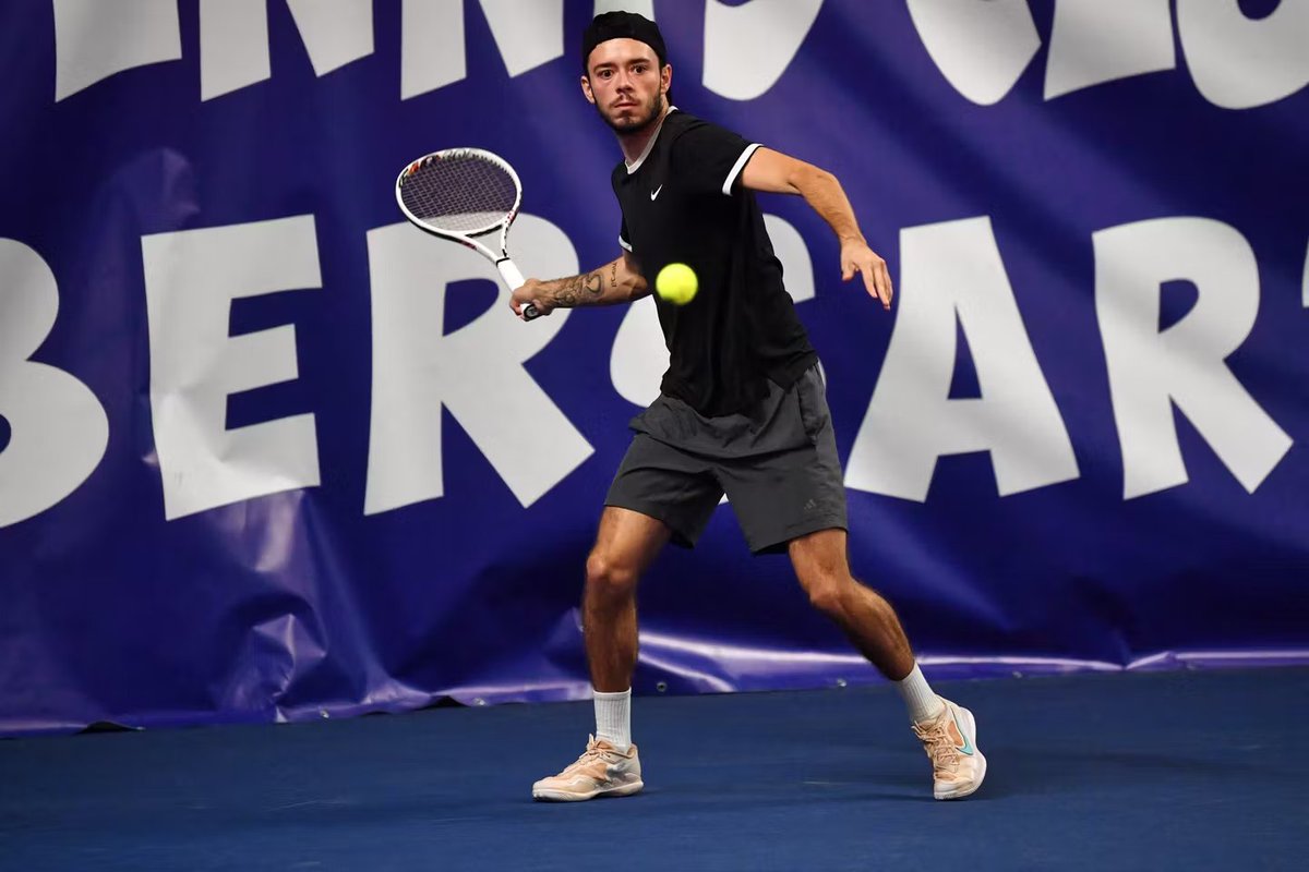 🚨 La Agencia Internacional de Integridad del Tenis (ITIA) ha suspendido al tenista francés Quentin Folliot por 20 años, hasta el año 2044, por su vinculación con una red de amaño de partidos y obstrucción a la justicia.

🇫🇷 Folliot, ex número 488 del mundo, fue hallado culpable