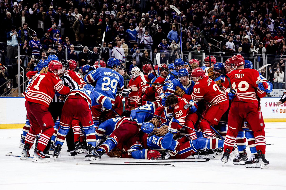 PuckReportNHL's tweet image. 🚨 NHL encouraging teams to look for opportunities to wear dark color uniforms against each other. If both teams can agree it makes sense, they want them to do it. NHL sells far more dark jerseys than white. @reporterchris @TSNHockey

📲 tsn.ca/nhl/video/2025…