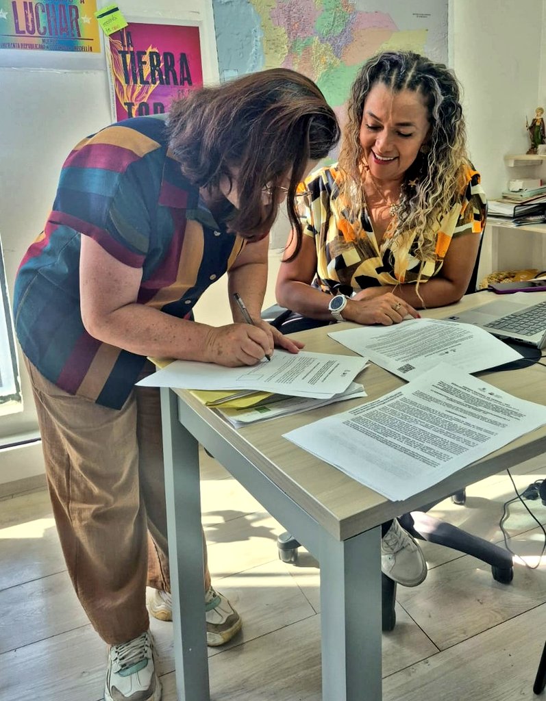 Hoy en <a href="/AgenciaTierras/">Agencia Nacional de Tierras</a> recibimos título que adjudica al <a href="/BaluarteNC/">Baluarte Nacional Campesino</a> el predio baldío El Laguito 2,recuperado a <a href="/AlvaroUribeVel/">Álvaro Uribe Vélez</a> Culmina un proceso emblemático para la #ReformaAgraria ,la tierra para 10 familias campesinas del Sinú que harán un oasis de comida en medio del Ubérrimo