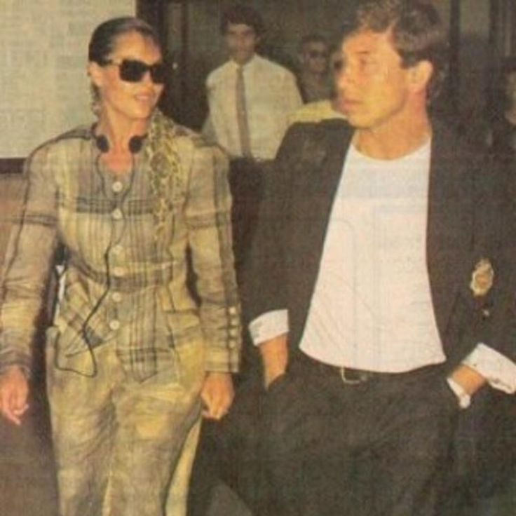 gunluksanatt's tweet photo. Tanju Ve Hülya’nın Bir Evde Ablukaya Alındığı O Gün!

Yer: Suadiye Tarih: 1989.
Bir apartman dairesinin önünde polisler, yüzlerce meraklı ve “Tanju dışarı!” diye bağıran bir kalabalık...

Samsunlu genç bir futbolcu, üzerinde o dönemin salaş kazakları, gözlerinde büyük bir hırs... Tanju Çolak daha yolun başındayken üç hayal kurmuştu:
1. Mercedes almak
2. Galatasaray'da oynamak
3. Hülya Avşar ile sevgili olmak.

Tanju sırasıyla önce Galatasaray’a imza attı, sonra Mercedes’ini çekti. Sırada imkansız gibi görünen son hayali vardı. İmkansızdı çünkü Tanju artık evliydi.  O dönem Hülya Avşar ise askerdeki sevgilisi Coşkun Sabah'ı bekliyordu... Ya da Coşkun öyle sanıyordu.

Askerdeki Coşkun Sabah, ankesörlü telefon kuyruklarında sevgilisine ulaşmaya çalışırken telefona hep anne Emral Avşar çıkıyor ve “Kızım evde yok” diyordu. Meğer o sırada Gol Kralı ile yeni bir aşka yelken açmıştı bile. Ama bombanın patlaması 1989'un o sıcak öğleden sonrasına denk gelecekti.

Bir okur ihbarıyla gazeteciler Suadiye'deki o meşhur eve damladı. Hülya üstü açık BMW ile geldi, arkasından Tanju girdi dendi. Dakikalar içinde sokak mahşer yerine döndü. Dairenin elektriği ve suyu kesildi. Şansal Büyüka eline megafonu alıp “Tanju evladım ben Şansal, çık dışarı artık” diye bağırıyordu. Daireden ise çıt çıkmıyordu.

Gece 11 olduğunda kapı açıldı. Hülya Avşar, üzerinde kareli ceketi, gözünde siyah güneş gözlükleriyle (gece yarısı?) kalabalığı yararken o efsane soru geldi: Muhabir: “Abla saçların ıslak. Evde yağmur mu yağdı?” Ertesi gün gazeteler “Rezil Oldular” manşetiyle çıktı. Tanju’nun tek karesi bile yoktu, kaçırılmıştı.

Herkes bitti bu iş derken onlar 3 yıl boyunca aşklarını saklamadan, inadına yaşadılar. Tanju 3 hayalini de gerçekleştirdi ama bedelini manşetlerden hiç düşmeyerek ödedi.