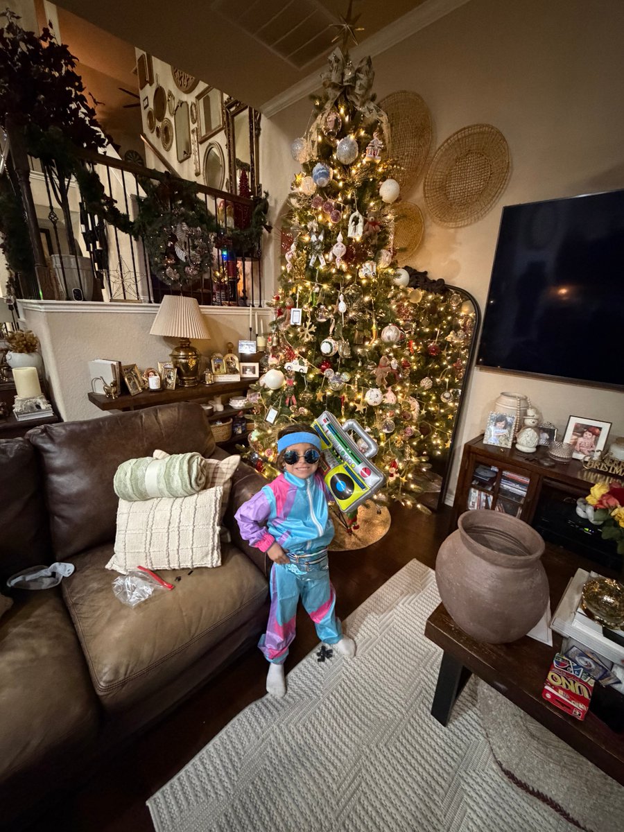 Sy going retro for some 80’s Christmas cheer!