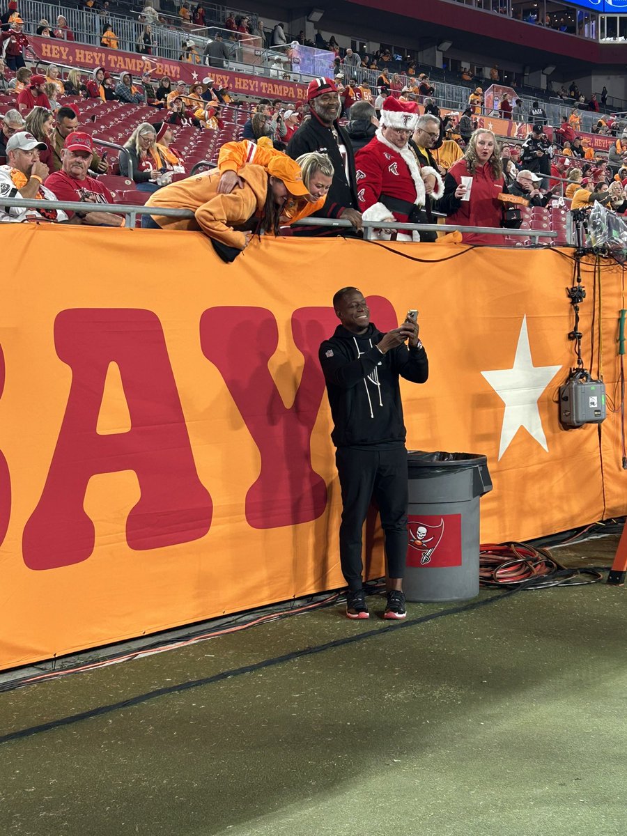 Deacon_Schiele's tweet photo. Raheem is getting lots of love from Bucs fans. He’s been taking selfies with many folks. https://t.co/EoVe9YTFvg