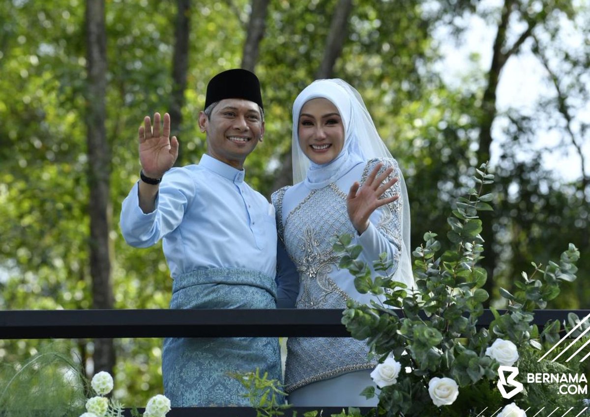bernamadotcom's tweet photo. 𝗘𝗥𝗥𝗔 𝗙𝗔𝗭𝗜𝗥𝗔 𝗦𝗔𝗛 𝗕𝗘𝗥𝗚𝗘𝗟𝗔𝗥 𝗜𝗦𝗧𝗘𝗥𝗜 𝗘𝗭𝗪𝗔𝗡 𝗭𝗔𝗜𝗡

#Selangor Pelakon, penyanyi dan hos terkenal, Erra Fazira, selamat diijabkabulkan dengan pilihan hatinya Ezwan Zain atau "Mr E", tepat pada 9.19 pagi tadi di Rinjani Majestic, Kampung Melayu Subang, Shah Alam.

Selepas hampir 11 tahun hidup bersendirian dan bergelar ibu tunggal, Erra kini menemui lelaki istimewa yang akan menjadi peneman setia dalam meniti kehidupan bersama.

Dengan hanya sekali lafaz, Ezwan, 44, yang merupakan seorang ahli perniagaan, sah bergelar suami kepada Erra atau nama sebenarnya Fazira Wan Chek, 51, primadona filem Melayu kesayangan rakyat Malaysia.

Pasangan itu dinikahkan oleh jurunikah, Penolong Pendaftar Perkahwinan, Majlis Agama Islam Selangor Mohd Sabirin Noordin.

Erra menerima mas kahwin sepokok ufti bunga emas seberat 102 gram berserta set barang kemas, tas tangan, jam tangan serta kasut yang diletak di atas talam sebagai hantaran perkahwinan.

Berita penuh: https://t.co/N00Jqi9JR6

📷Mohd Asri Saifuddin Mamat | BERNAMA

#BernamaNews
