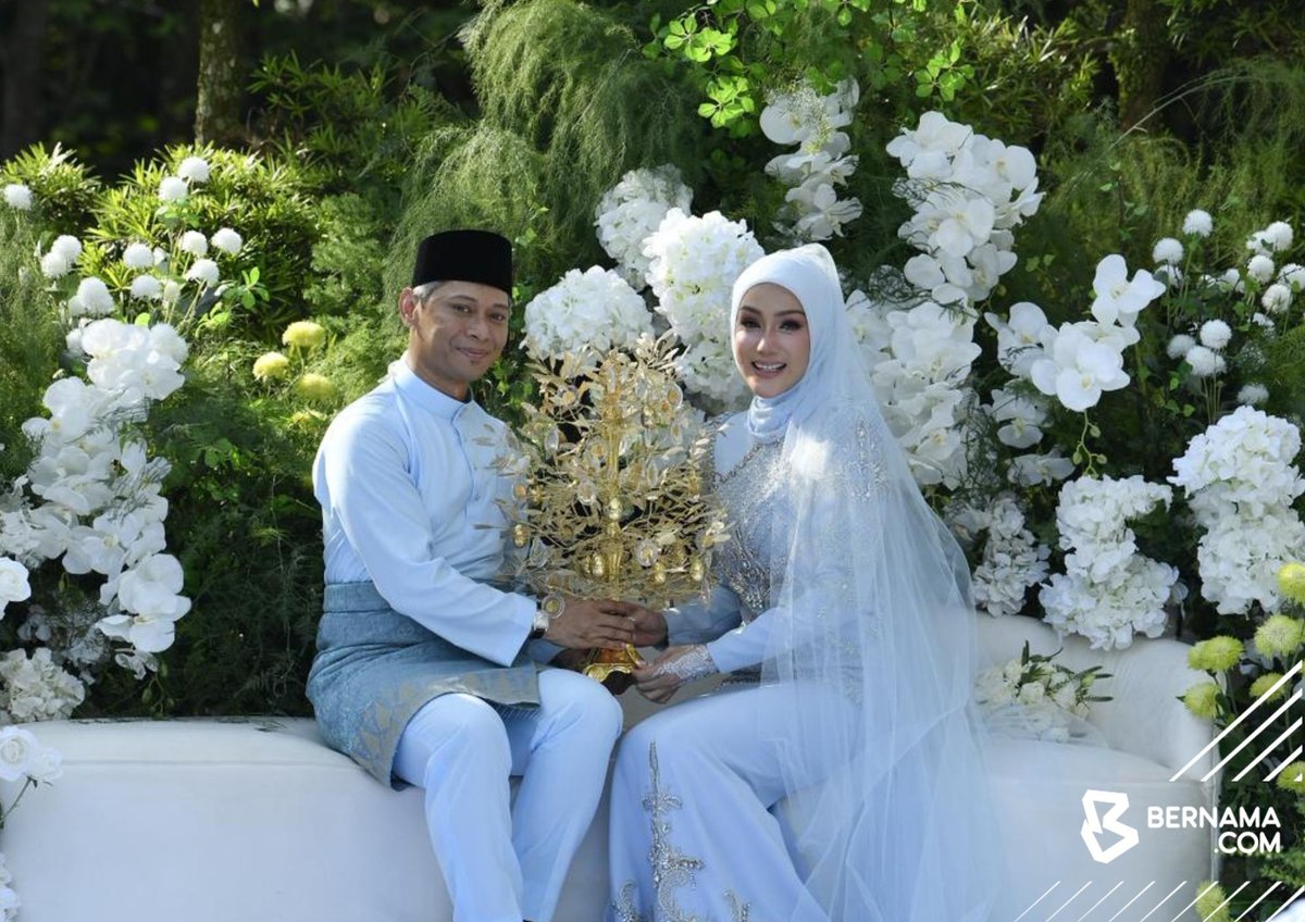 bernamadotcom's tweet photo. 𝗘𝗥𝗥𝗔 𝗙𝗔𝗭𝗜𝗥𝗔 𝗦𝗔𝗛 𝗕𝗘𝗥𝗚𝗘𝗟𝗔𝗥 𝗜𝗦𝗧𝗘𝗥𝗜 𝗘𝗭𝗪𝗔𝗡 𝗭𝗔𝗜𝗡

#Selangor Pelakon, penyanyi dan hos terkenal, Erra Fazira, selamat diijabkabulkan dengan pilihan hatinya Ezwan Zain atau "Mr E", tepat pada 9.19 pagi tadi di Rinjani Majestic, Kampung Melayu Subang, Shah Alam.

Selepas hampir 11 tahun hidup bersendirian dan bergelar ibu tunggal, Erra kini menemui lelaki istimewa yang akan menjadi peneman setia dalam meniti kehidupan bersama.

Dengan hanya sekali lafaz, Ezwan, 44, yang merupakan seorang ahli perniagaan, sah bergelar suami kepada Erra atau nama sebenarnya Fazira Wan Chek, 51, primadona filem Melayu kesayangan rakyat Malaysia.

Pasangan itu dinikahkan oleh jurunikah, Penolong Pendaftar Perkahwinan, Majlis Agama Islam Selangor Mohd Sabirin Noordin.

Erra menerima mas kahwin sepokok ufti bunga emas seberat 102 gram berserta set barang kemas, tas tangan, jam tangan serta kasut yang diletak di atas talam sebagai hantaran perkahwinan.

Berita penuh: https://t.co/N00Jqi9JR6

📷Mohd Asri Saifuddin Mamat | BERNAMA

#BernamaNews