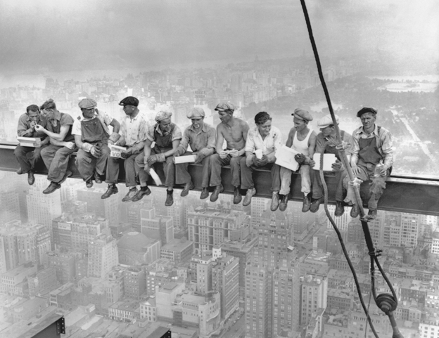 아련하게 원본 사진이 떠올랐는데 확실하게 찾아봤다.
Lunch atop a Skyscraper(1932)
"이 사진은 미국의 대공황 당시 산업화와 열악한 노동 환경을 상징적으로 보여주는 사진으로 평가받는다."
모욕적 맞음. 
ko.wikipedia.org/wiki/%EA%B3%A0…