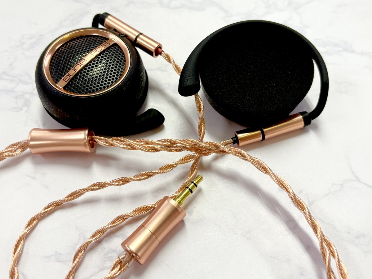 e_earphone_NPB's tweet photo. 【新製品・試聴機展示開始情報📢】
\12月13日発売予定(ご予約受付中)/
フルポテンシャルの解放
#auneaudio
『AC55』
当店試聴機ございます
▶aune がヘッドフォンでも採用している W 字型のダイアフラムを採用
ダイアフラムそのものの変形を抑え、硬質なダイアフラム全体を振動させることで歪みを抑えています
▶ハイダイナミックシンメトリックモーターシステム
ロングエスカレーション構造により最適化された高ダイナミックシンメトリーモーターシステムによりボイスコイルの可動域を広く確保し、高ダイナミクス、高音圧レベルの録音においても、振動板を正確に制御することで安定した出力と低歪を実現
▶オープンバック・クリップ・オン・デザイン
フルオープンバック設計により、音波が自然に拡散し、リアルな音像と広々とした自由なサウンドステージを実現します
ぜひ当店にてご試聴・ご覧くださいませ
#eイヤホン #eイヤ大阪日本橋本店