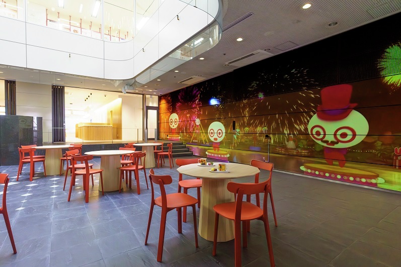 ベイマックス〉等身大スタチューが UHA PARK & CAFEに期間限定登場