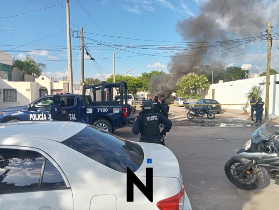 Notinforma_4's tweet photo. El Sábado 6 de Diciembre, en la colonia de Villas del Río Elite, se registró una explosión de un carro, la causa del incendio se considera que fue por un fallo de un corto circuito en el motor. Afortunadamente el conductor salió ileso.
#Noticias #InformaciónParaTi #Culiacán https://t.co/oeIGAP6lOP