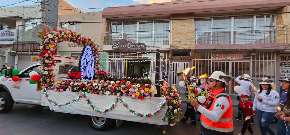 Cientos de mineros participaron en la 11ª peregrinación en honor a la Virgen de Guadalupe en Fresnillo.
Antorchas, música de banda y vehículos mineros decorados acompañaron un recorrido lleno de fe. ✨🙏⛏️
#EcoDiario #Zacatecas #Fresnillo #VirgenDeGuadalupe #Peregrinación