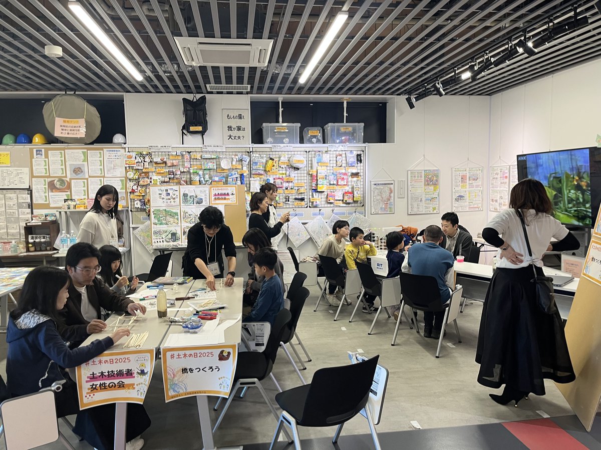 SWCE1982's tweet photo. 【中部支部開催　土木の日イベント2025】
会場の様子です😀
地震が起きたら、建物や土木構造物はどんな風に揺れるのか！？
予想外の揺れ方に驚きの声も聞こえました
次回は、みんなのお絵かきした橋脚を披露します https://t.co/uRWvMit6Lj