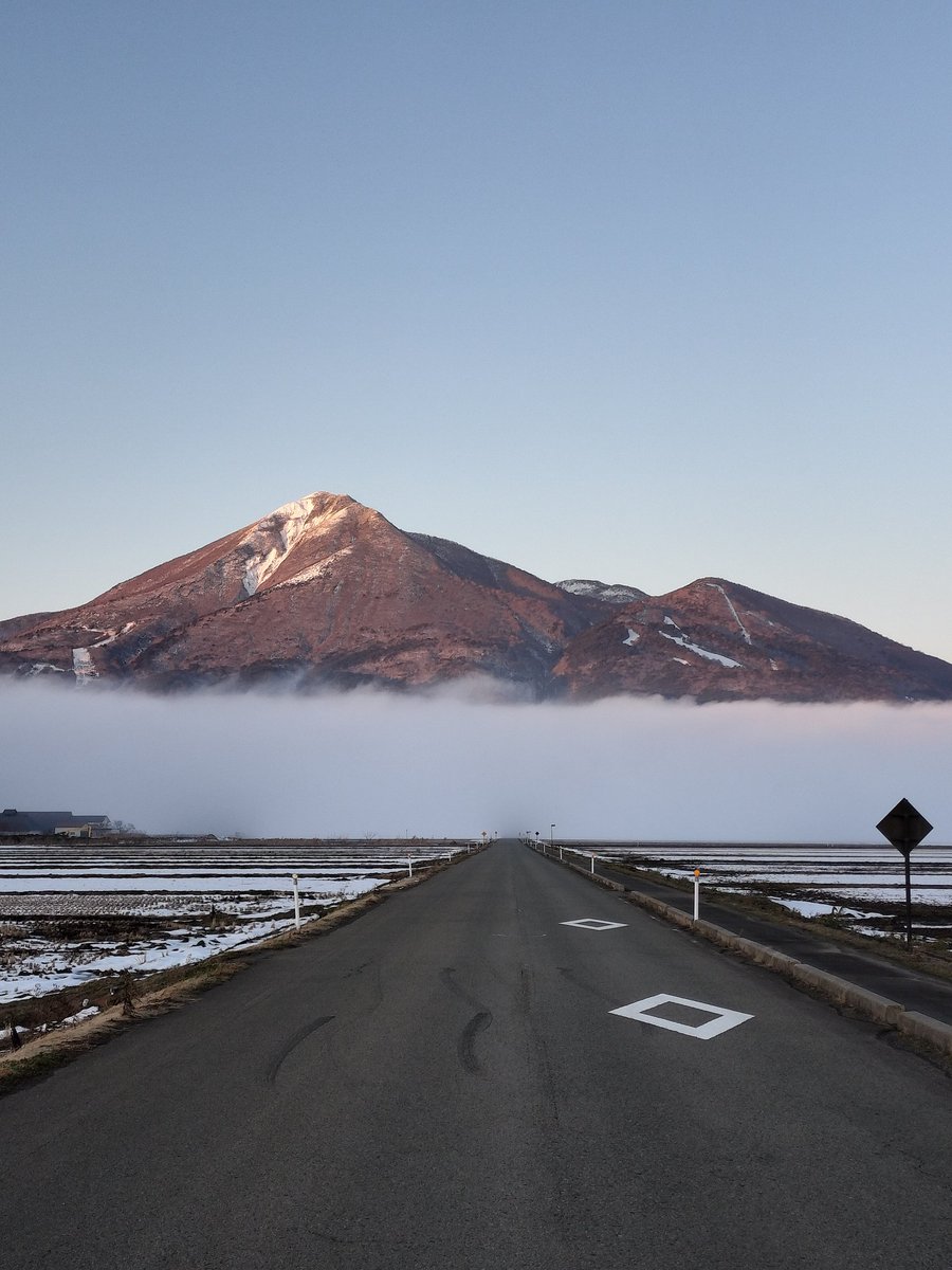Threads に上げたら皆さん凄いと言われるので、こっちでも投稿します！

福島県に移住して初めて磐梯山のこんな景色見ました！

スゲー！！