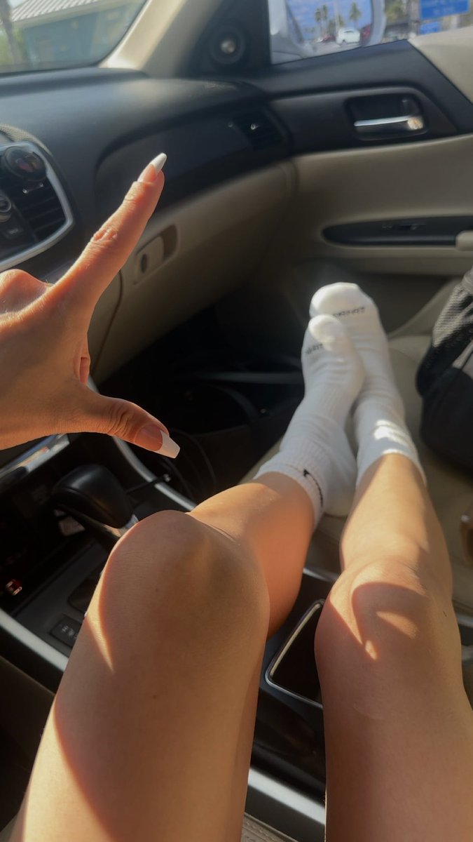 Ur just another loser begging to be my foot stool, image size:675x1200