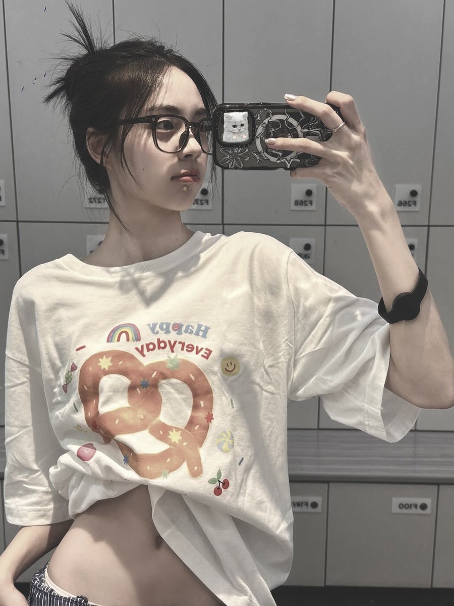 Kijlala's tweet photo. Mood: mirror selfie, food, and cat! https://t.co/h2zMpESxhu