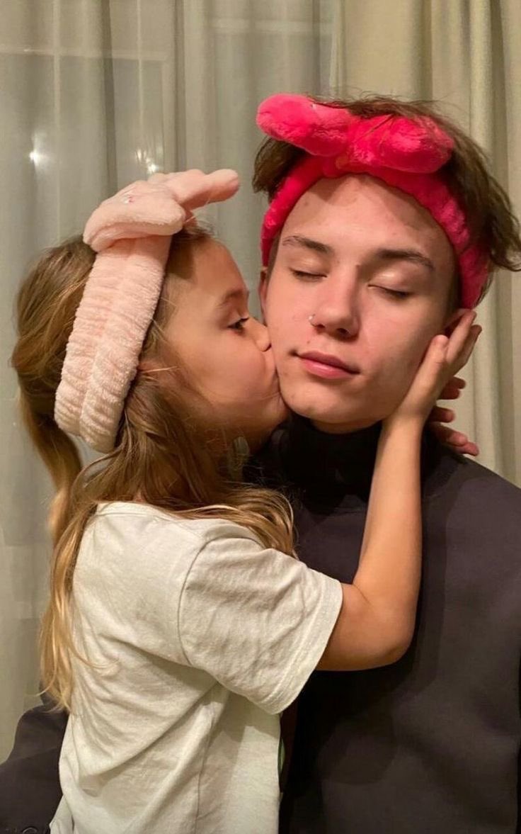 Feliz cumpleaños a mi primer bebé, te amo y te adoro péqueña Nic. Espero que la vida me permita verte crecer💕

(<a href="/CN_Muller_Meyer/">𝒞𝒾𝒶𝓇𝒶 ℳ𝓊𝓁𝓁𝑒𝓇</a> )