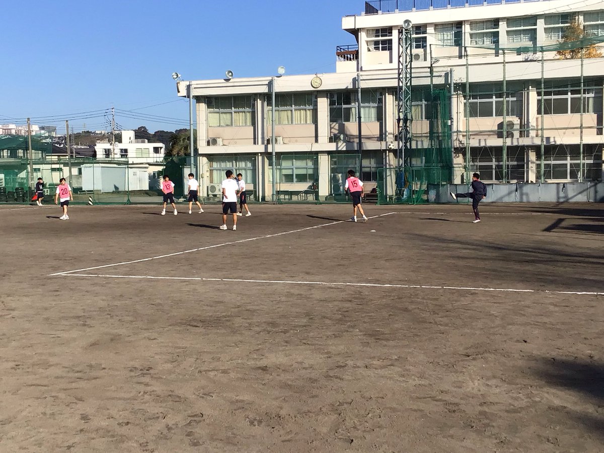 12月12日　１，２年生のクラスマッチが行われています。種目はバスケットボール、バレーボール、卓球、サッカー、ドッジボールです。応援も盛り上がっています。ケガをしないように楽しんでくださいね♪