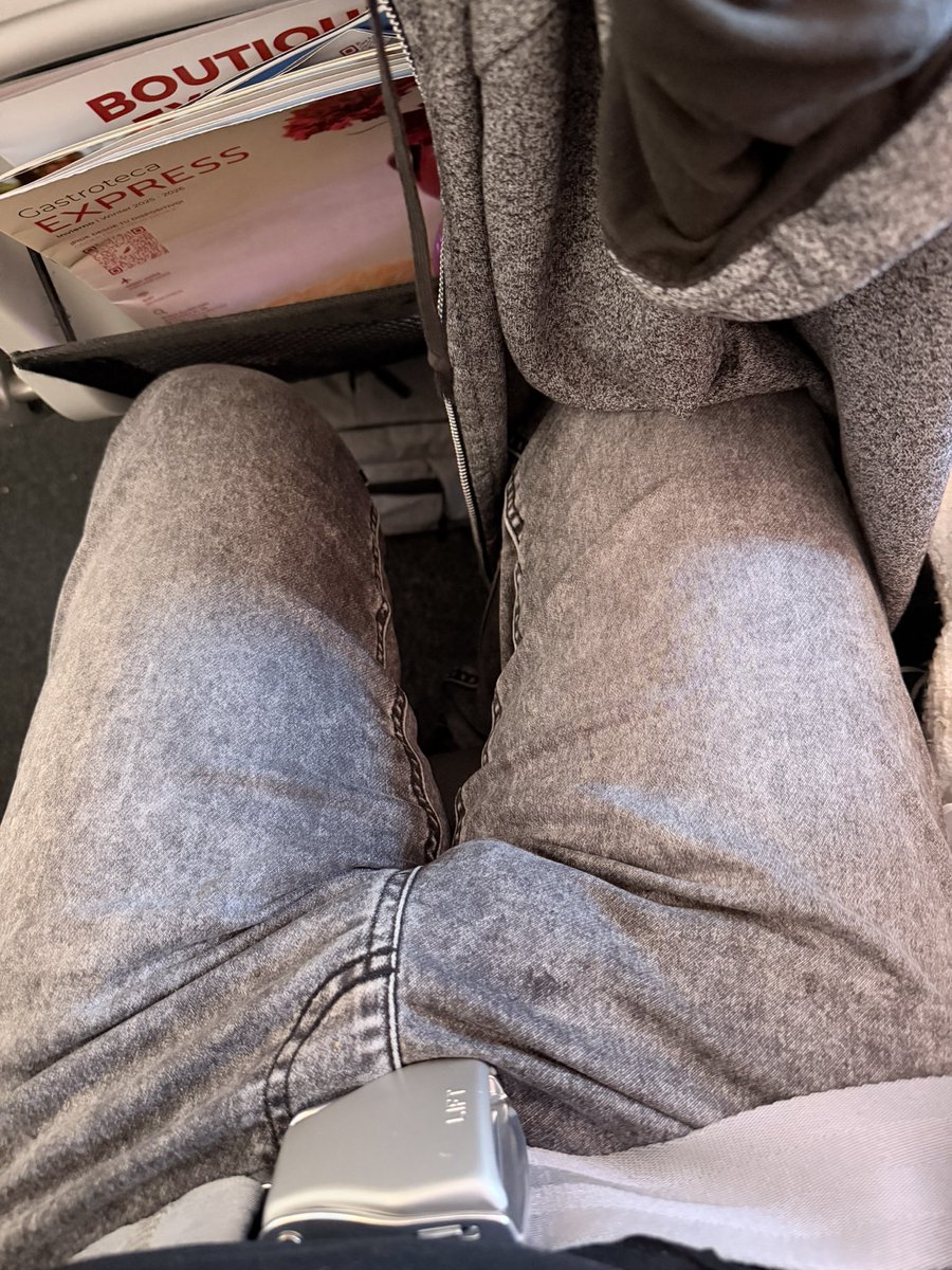 TrickyLocker's tweet photo. Los asientos de los aviones cada vez son más estrechos. Ya hasta el cinturón me oprime. https://t.co/W2Wy141fCo