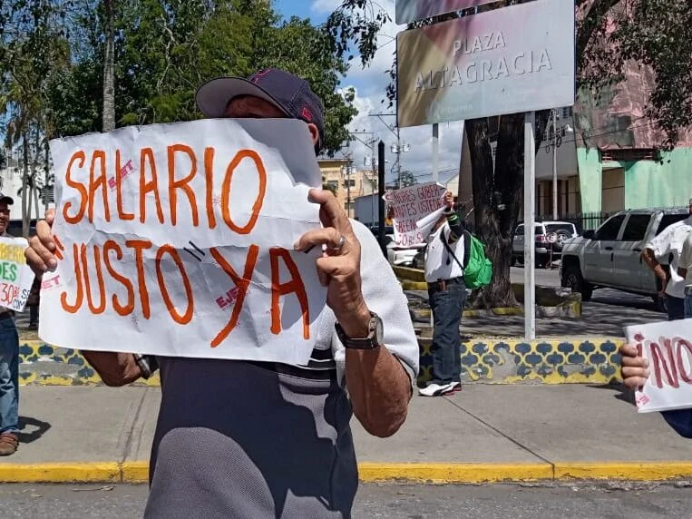 ReporteYa's tweet photo. #11Dec #Lara
Pensionados realizaron pancartazo en Barquisimeto para denunciar violación de sus derechos económicos y sociales: reclaman pensiones de 130 Bs (~0,5 $), acceso a salud, alimentos y seguridad social digna, y exigen cese de la represión y liberación de presos políticos. - @ElPitazoTV