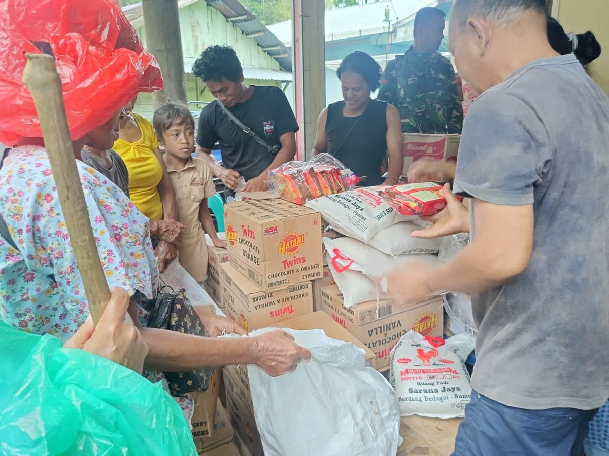 Satgas Penanggulangan Bencana Alam (Gulbencal) Yonif 122/TS Kodam I/Bukit Barisan mengirim bantuan logistik ke Dusun Parombunan, Desa Bonan Dolok, Tapanuli Tengah, menggunakan helikopter Bell akibat akses darat yang masih terputus, Rabu (10/12/2025). Setelah pendaratan, Satgas