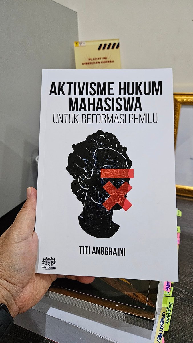 Link untuk unduh Buku perludem.or.id/aktivisme-huku…

Buku "Aktivisme Hukum Mahasiswa untuk Reformasi Pemilu" merangkum perjalanan intelektual dan advokasi para mahasiswa dari berbagai universitas dalam menguji Undang-Undang Kepemiluan di Mahkamah Konstitusi sebagai wujud keberanian,