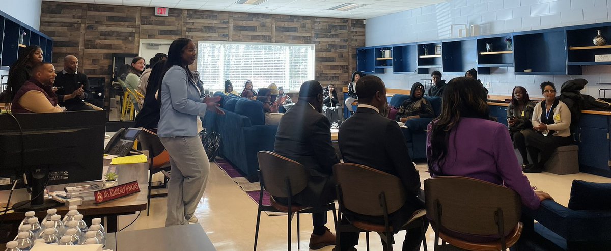 MsDubose1324's tweet photo. What an aMAYSing first event for REACH at Mays! Students engaged in a law panel with various representatives from all legal facets of the city of Atlanta &amp; Fulton County. REACH Officers planned, secured &amp; facilitated this outstanding panel to benefit their peers. So proud! 👏🏾👏🏾 https://t.co/yYOhyI8vV3