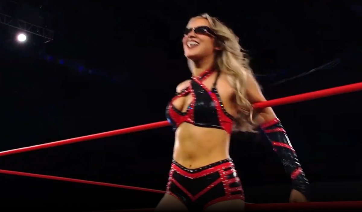 oralcarter's tweet photo. #WatchROH #ZaydaSteel vs #RachelEllering 

As announcers  say,  "ROH's latest acquisition", Zayda Steel wasn't about to lose her second #ROH match. https://t.co/FutjZ3OLZy