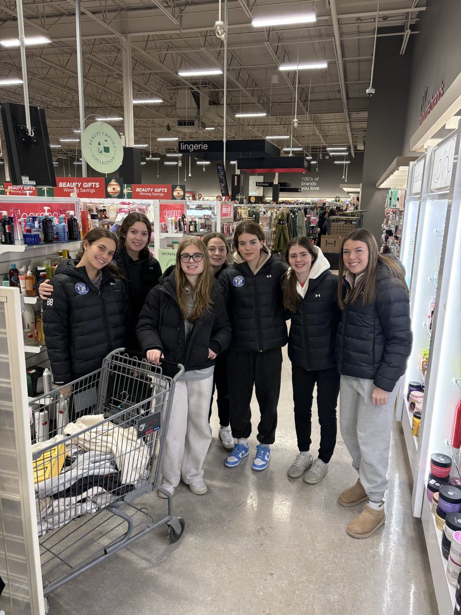 JrDolphins's tweet photo. Giving a little extra this holiday season! Selfless act by the @JrDolphins to help those in need. #SantasComing #GivingBack #BleedBlue https://t.co/t4SybaKFBg