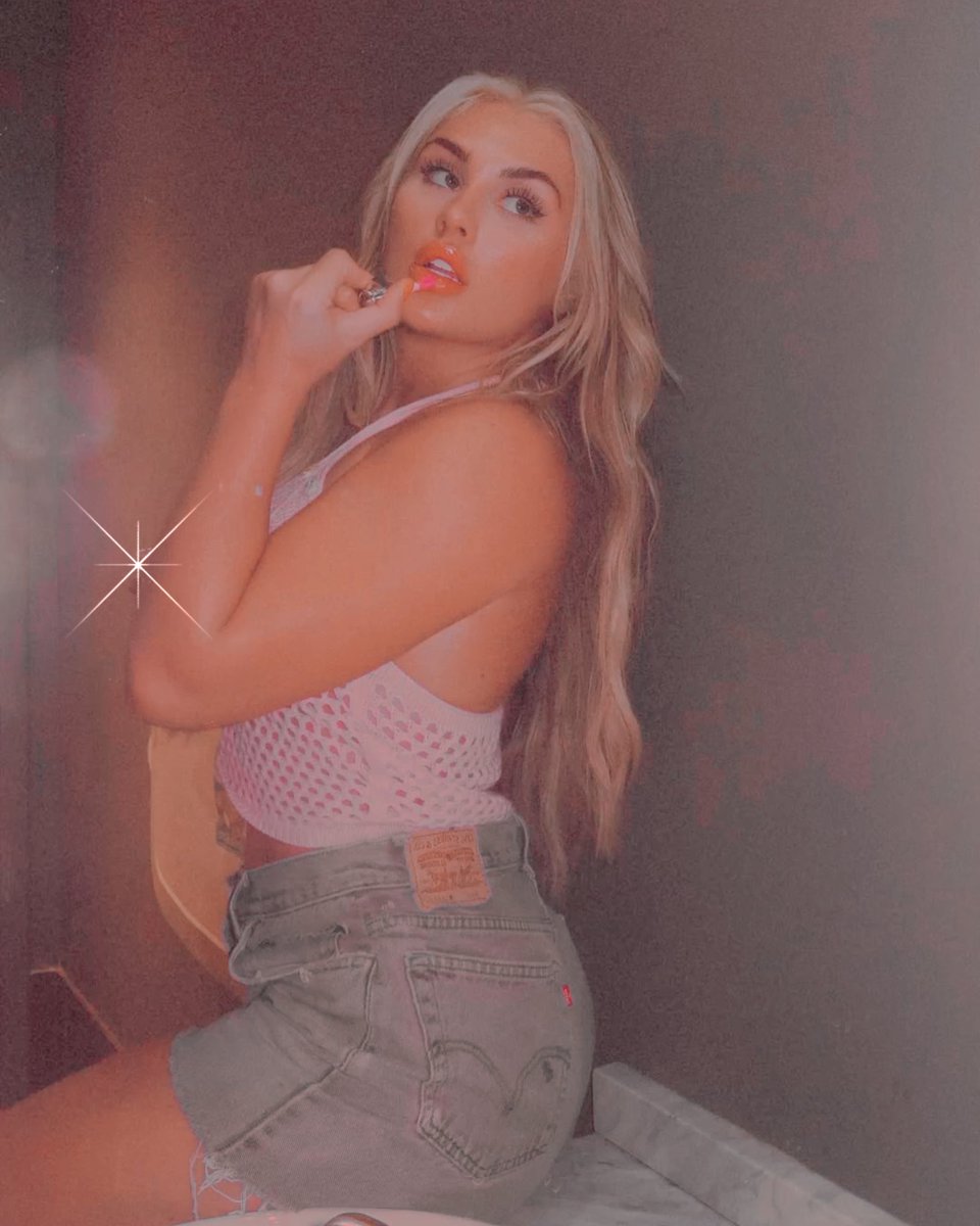 GlamSlamBabe's tweet image. I just can’t help myself.