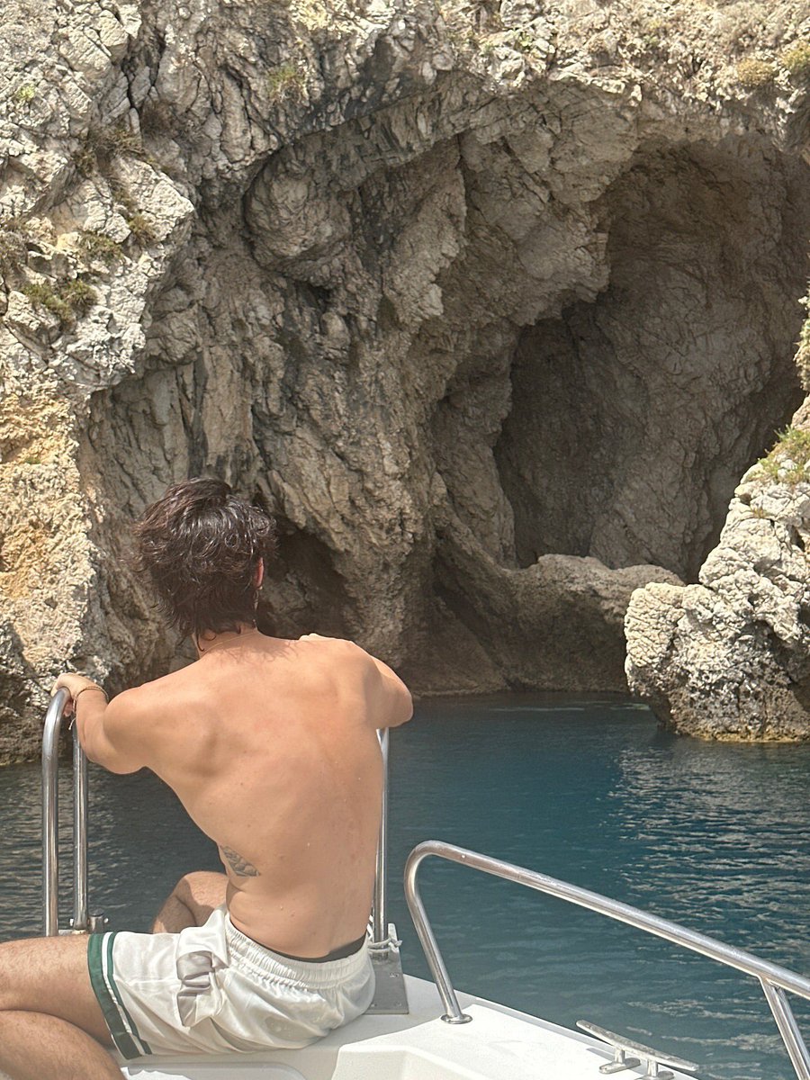 tofanismo's tweet image. as vezes  passo um tempo pensando no pedro tófani curtindo o verão  italiano