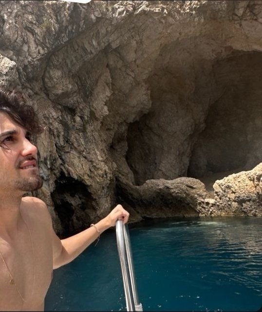 tofanismo's tweet image. as vezes  passo um tempo pensando no pedro tófani curtindo o verão  italiano