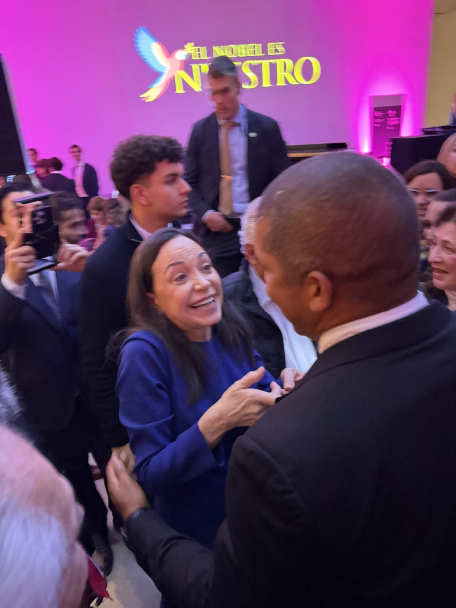 JhonattanVegas's tweet photo. Gracias @MariaCorinaYA por tu valentía y sacrificio por nuestro gran país. Siempre es una inspiración ver como luchas por nuestro país  y estoy seguro que serás la líder que convertirás a Venezuela en el país que todos soñamos. Dios te Bendiga @MariaCorinaYA #VivaVenezuela 🇻🇪🇻🇪 https://t.co/sSj8czru3O