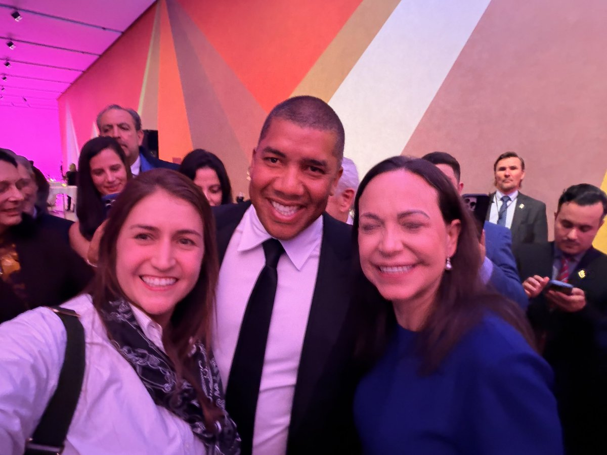JhonattanVegas's tweet photo. Gracias @MariaCorinaYA por tu valentía y sacrificio por nuestro gran país. Siempre es una inspiración ver como luchas por nuestro país  y estoy seguro que serás la líder que convertirás a Venezuela en el país que todos soñamos. Dios te Bendiga @MariaCorinaYA #VivaVenezuela 🇻🇪🇻🇪 https://t.co/sSj8czru3O