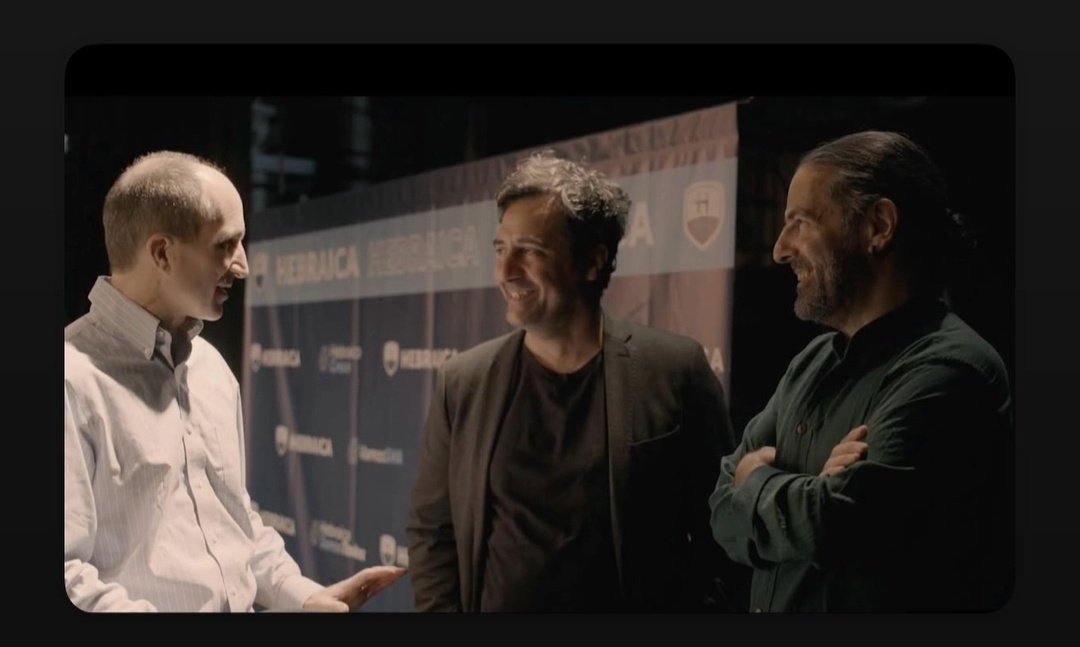 Aquí, junto a Juan Martín Maldacena y José Edelstein, dos colegas a quienes admiro tanto. 
No recuerdo de qué charlábamos ese día, pero lo cierto es que se nos ve riendo. Fue en el marco de las jornadas Einstein 100, organizadas por el incansable <a href="/joseedelstein/">Jose Edelstein</a>.