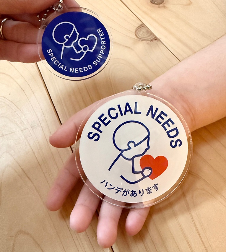 TOKYOUNITED's tweet photo. スペシャルニーズマークって知ってる？
特別なサポートが必要な方のための
“気づきのサイン”です。
白いまるに、赤いハートを抱えた子どもが目印。
見かけたら、ちょっとした思いやりを…💞

🔗 https://t.co/OA3BiSK6sC
🔗 https://t.co/pHhUd1xkhy
🔗 https://t.co/ICnkvemqyi https://t.co/vgpVtvDN3E