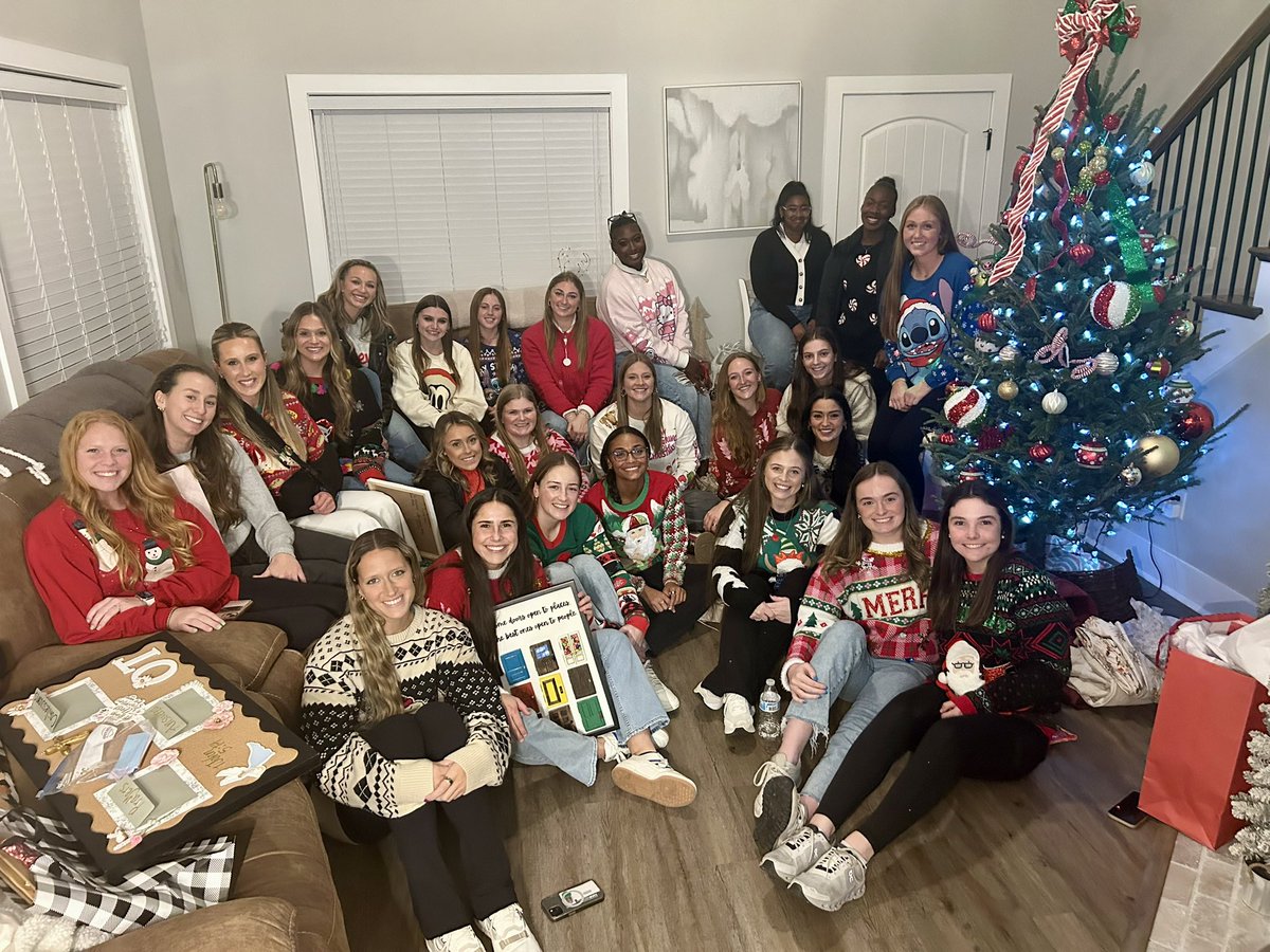 UAB_SB's tweet image. ‘𝓣𝓲𝓼 𝓽𝓱𝓮 𝓼𝓮𝓪𝓼𝓸𝓷 ❄️🌲

From our holiday party to yours, happy holidays from UAB Softball! 🎁
