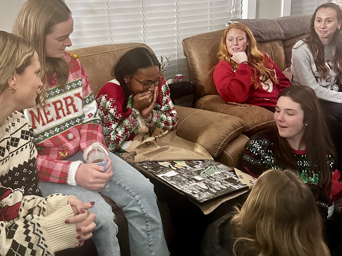 UAB_SB's tweet image. ‘𝓣𝓲𝓼 𝓽𝓱𝓮 𝓼𝓮𝓪𝓼𝓸𝓷 ❄️🌲

From our holiday party to yours, happy holidays from UAB Softball! 🎁