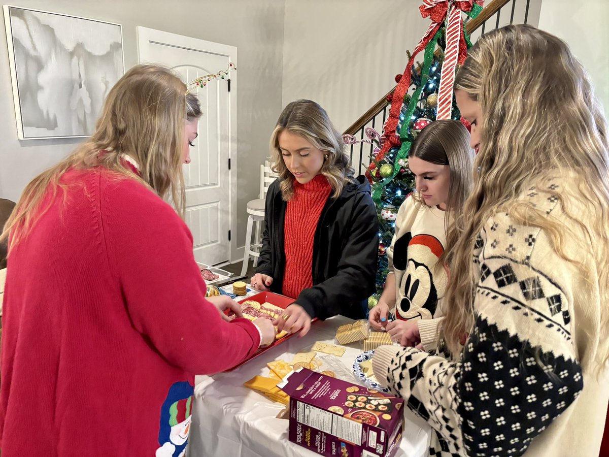 UAB_SB's tweet image. ‘𝓣𝓲𝓼 𝓽𝓱𝓮 𝓼𝓮𝓪𝓼𝓸𝓷 ❄️🌲

From our holiday party to yours, happy holidays from UAB Softball! 🎁