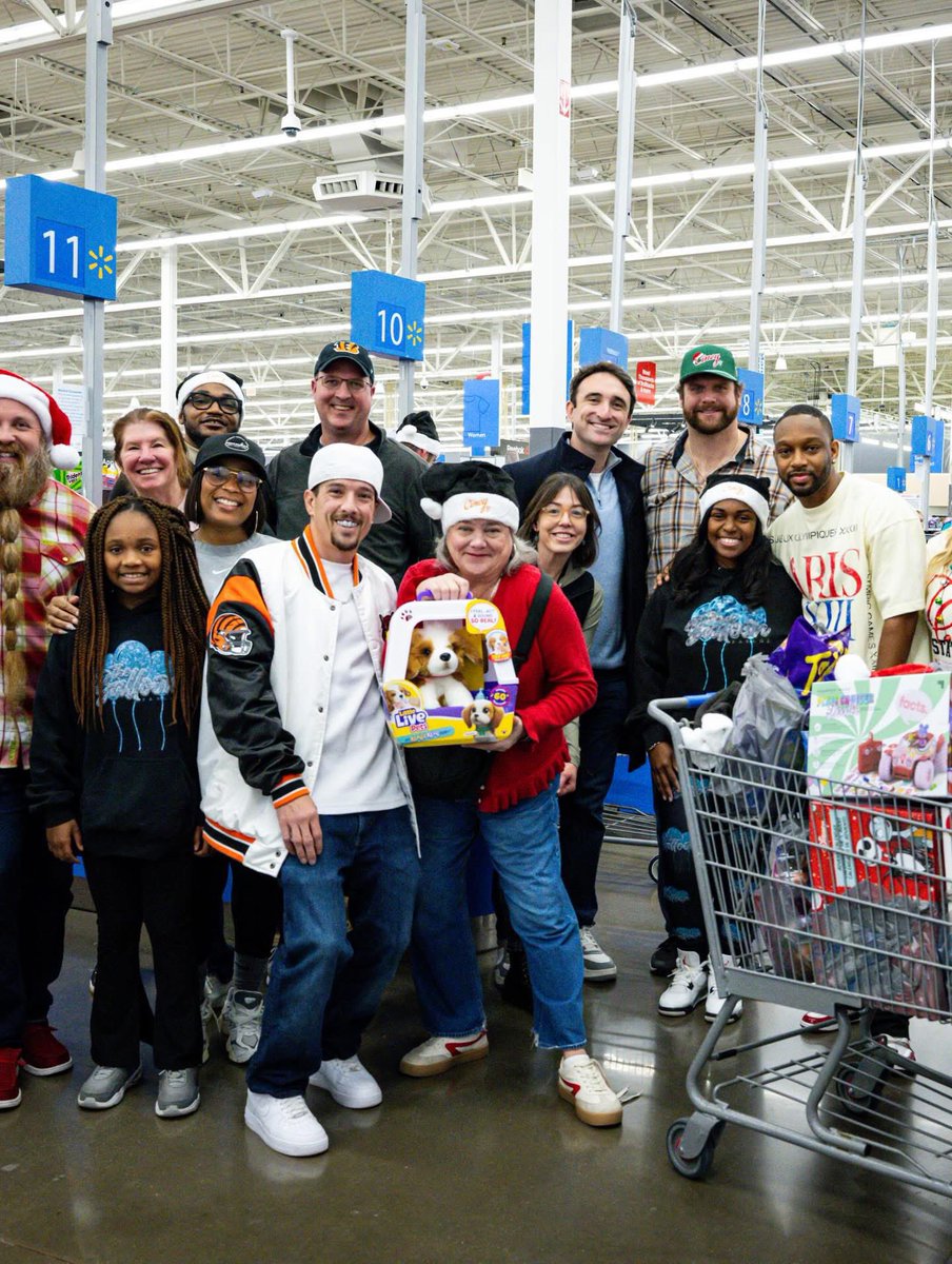 BengalsBeard's tweet photo. Holiday wish list shopping with @_teddy_k @BengalsCaptain  the mailman! 
#holdenhands #charity #whodey https://t.co/cpoGWzs4x3
