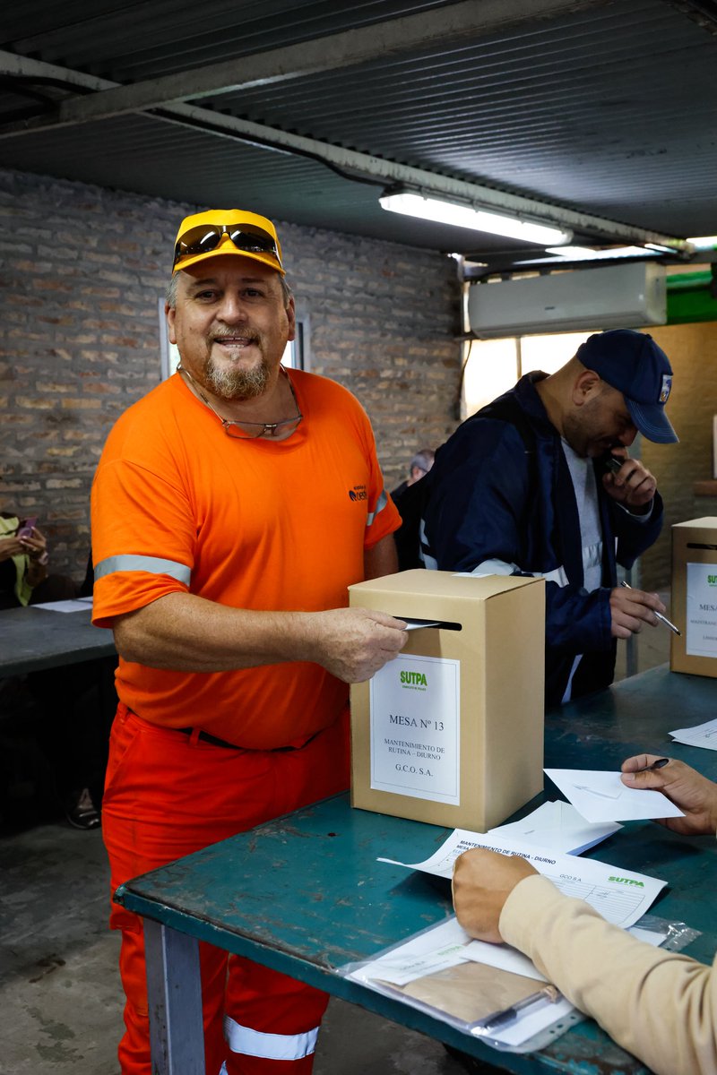 En Autopistas del Oeste, nuestras compañeras y compañeros eligieron a quienes los representarán durante los próximos dos años. La participación en las urnas reafirma que la organización es el camino para defender derechos y fortalecer la democracia sindical ✌🏻 #DemocraciaSindical