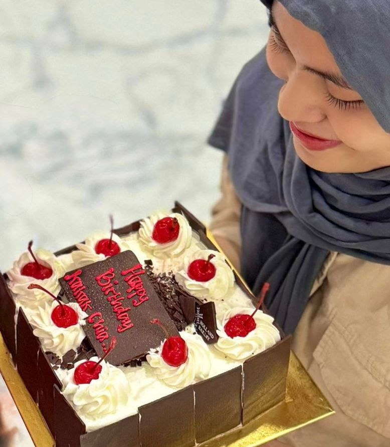 Karena berhubung aku dapat kerjaan baru🥺🤏, akhirnya bisa ngerayain ultah di perantauan, aku mau giveaway kecil kecilan!! Untuk dua orang pemenang dpt saldo😍😍
Cukup rt dan reply mau saldo apa 🤗🤗