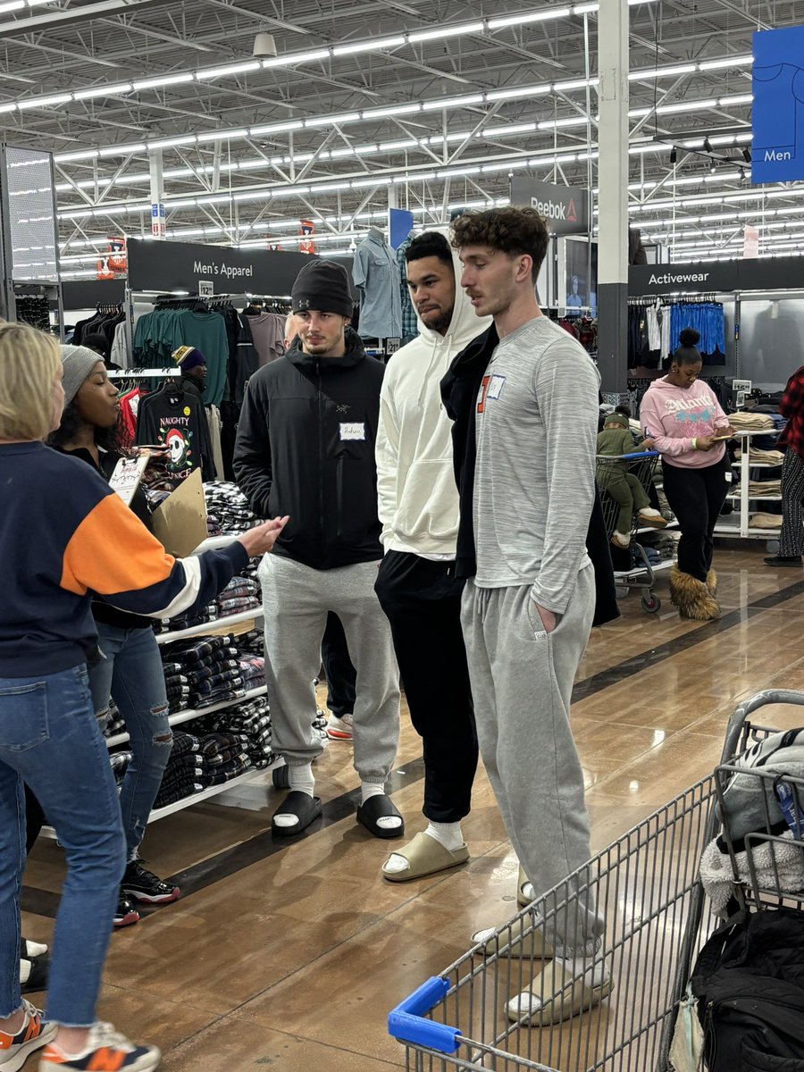 TristanThomasTV's tweet image. For a fourth-straight year, #Illini football is taking young families on a $200 holiday shopping spree.

Bret and Jen Bielema are picking up the tab for 55 families.

We’ll have more on this story tonight on WCIA.