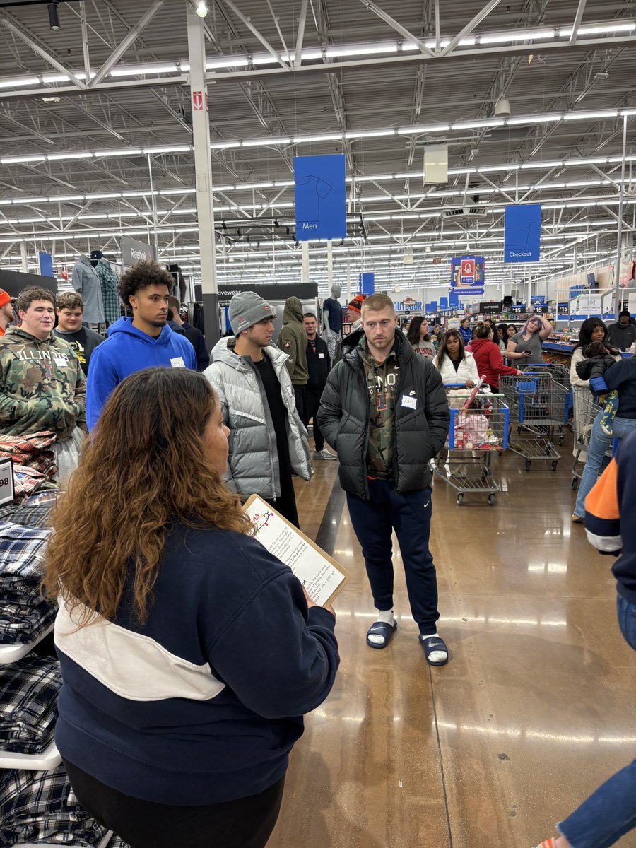 TristanThomasTV's tweet image. For a fourth-straight year, #Illini football is taking young families on a $200 holiday shopping spree.

Bret and Jen Bielema are picking up the tab for 55 families.

We’ll have more on this story tonight on WCIA.