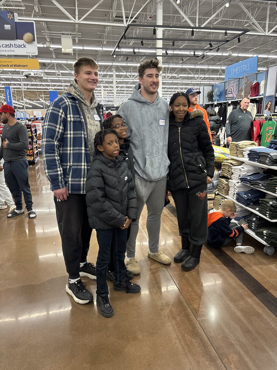 TristanThomasTV's tweet image. For a fourth-straight year, #Illini football is taking young families on a $200 holiday shopping spree.

Bret and Jen Bielema are picking up the tab for 55 families.

We’ll have more on this story tonight on WCIA.