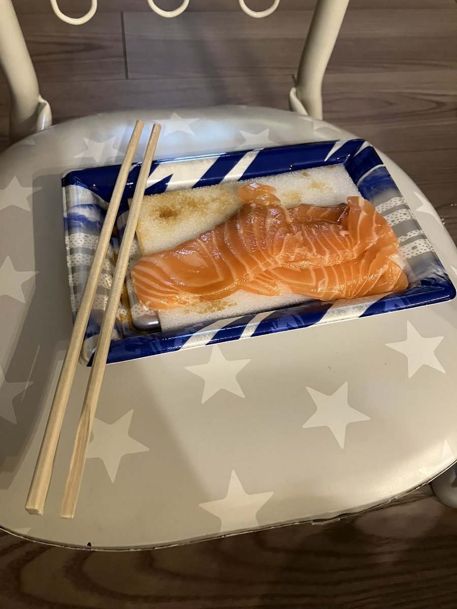 yataniumeco's tweet photo. 誕生日普通のド平日のように過ぎて
夫が気を遣って何かスーパーで甘いもん買うてこうか？と言うてくれたので刺身と答えました🐟
贅沢だったわ〜
#テーブルはない https://t.co/2bugGvc8O8