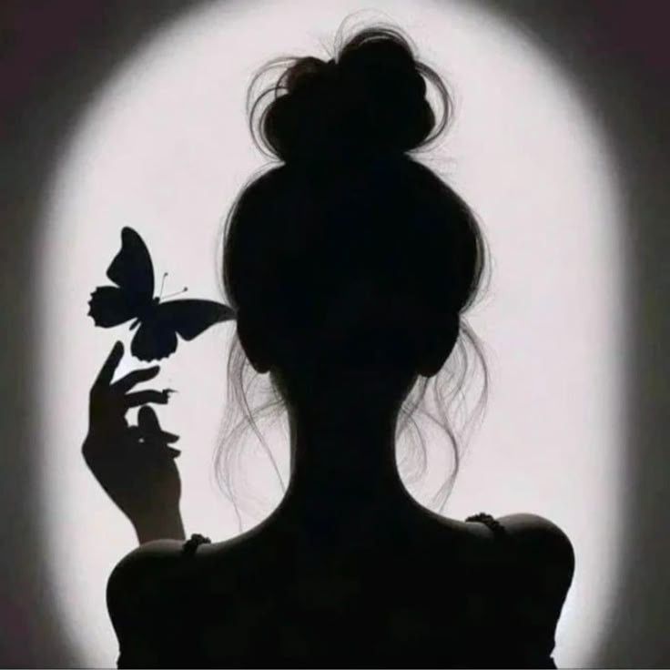 Küçükken peşinden koşuşturup durduğum, asla yakalayamadığım kelebekler gibi hayallerim… 

Duyabildiğim tek ses kaçan kanatların çırpınışındaki çabukluğun sesi… #yaralıhayaller